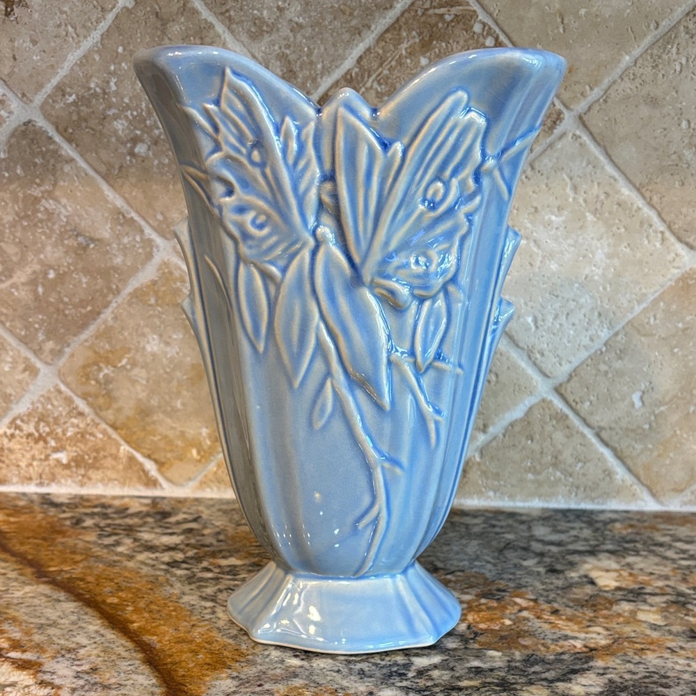 1940'S MCCOY POTTERY BUTTERFLY LINE VASE IN BLUE GLAZE
